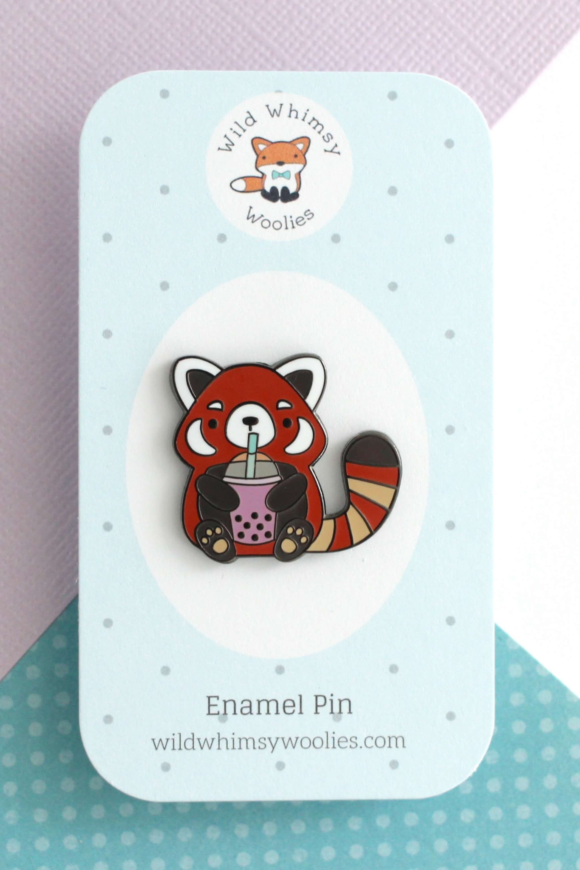 Épingle émaillée Panda Roux présentée sur carte Wild Whimsy Woolies