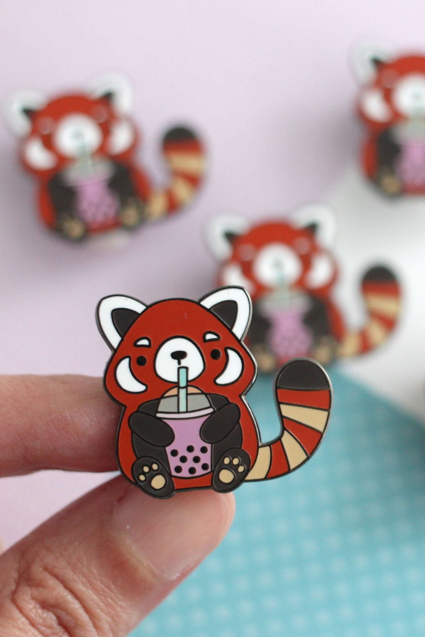 Broche Panda Roux en émail dur tenue en main – plaqué nickel noir