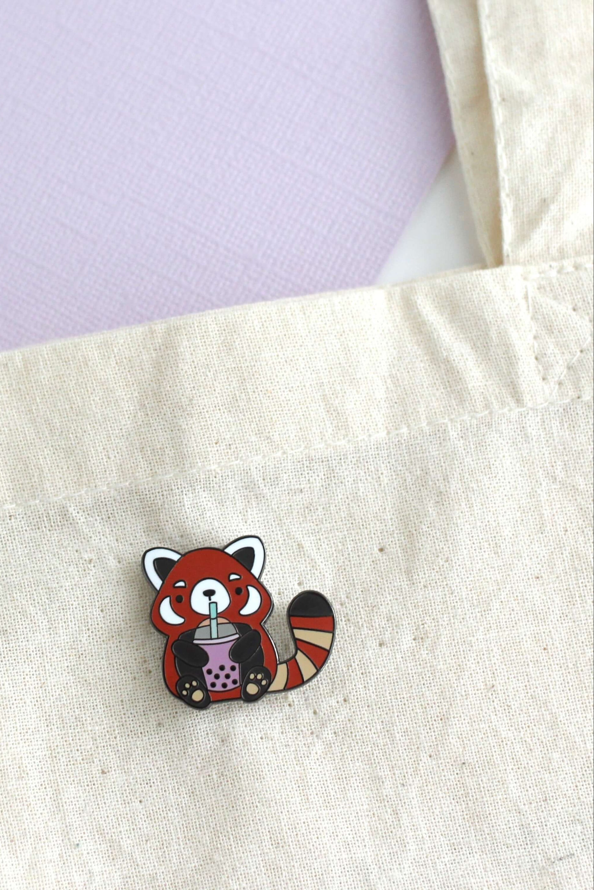 Épingle émaillée Panda Roux sur sac beige – broche mignonne bubble tea