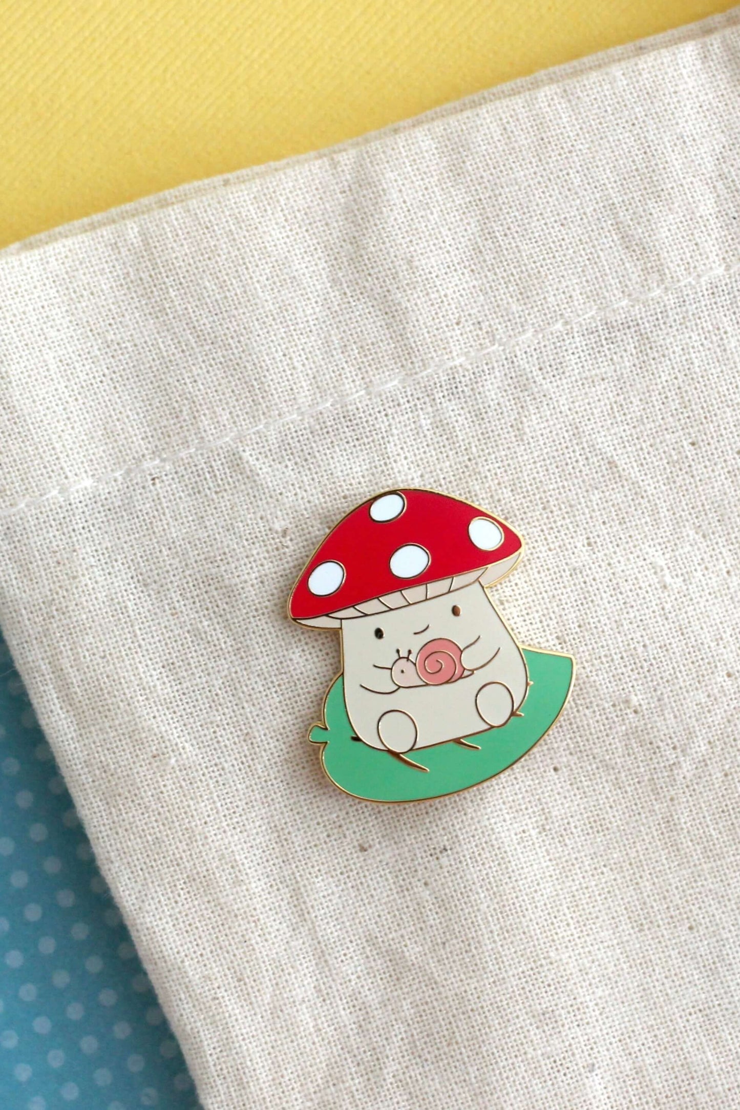 Pin champignon amanite rouge avec escargot illustration mignonne en émail