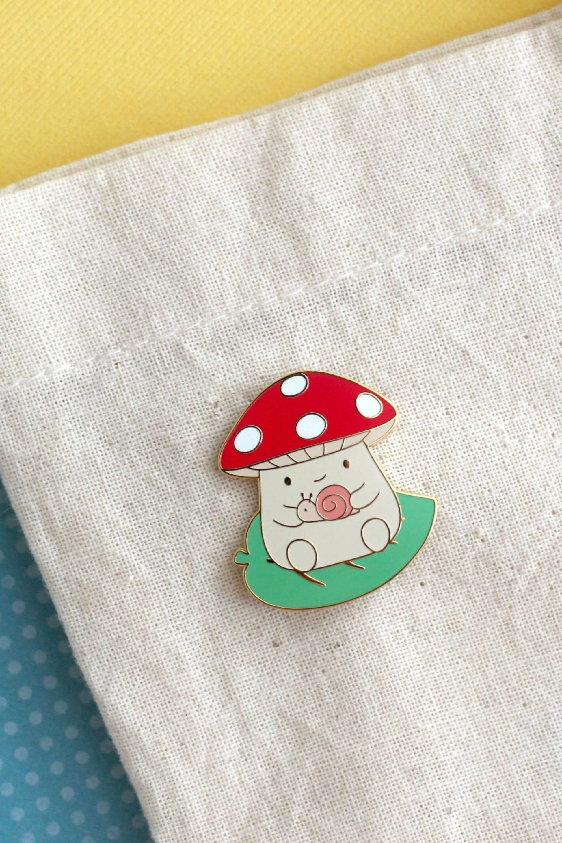 Pin champignon amanite rouge avec escargot illustration mignonne en émail