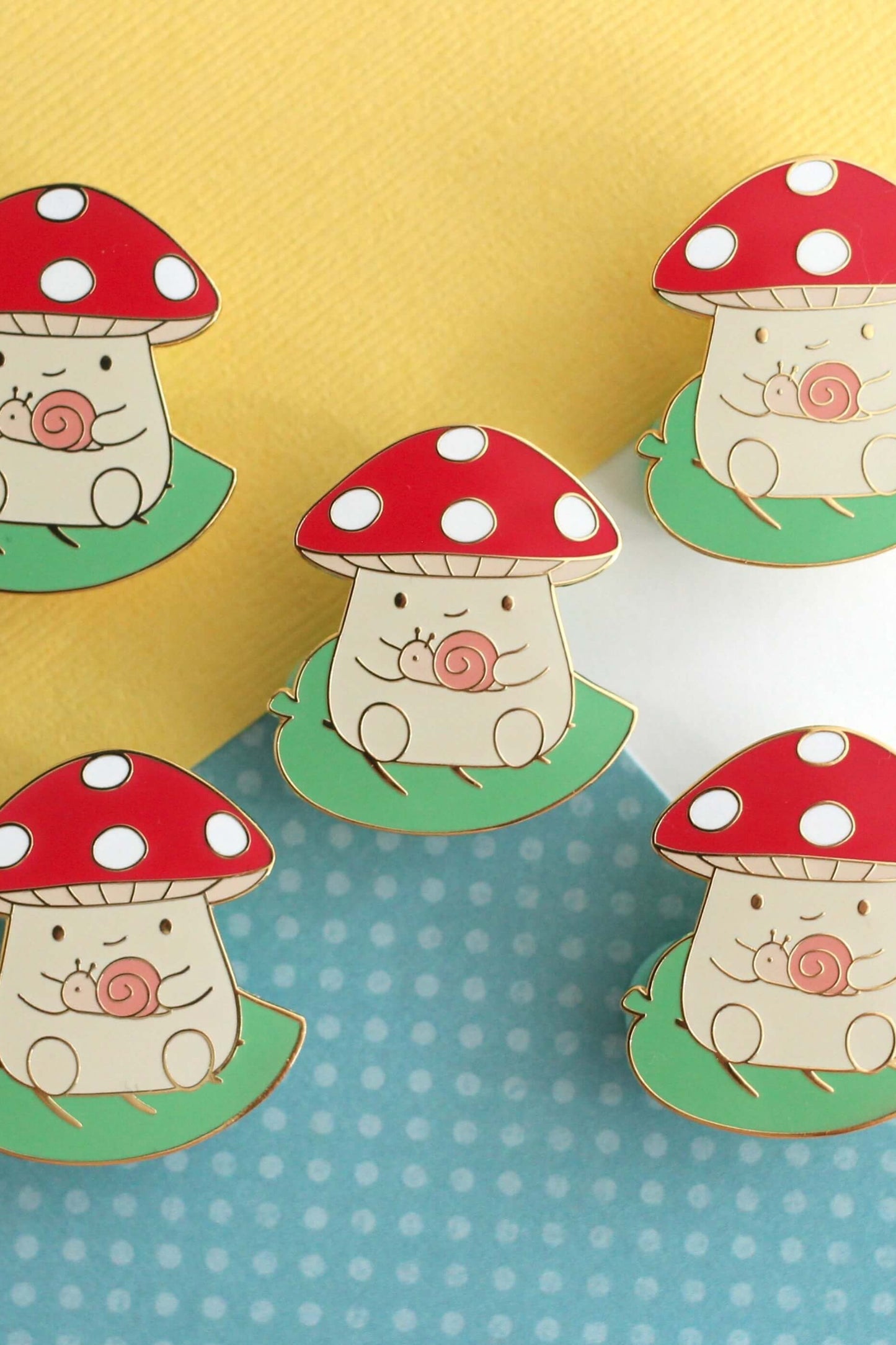 Plusieurs épinglettes champignon escargot en émail avec design automnal