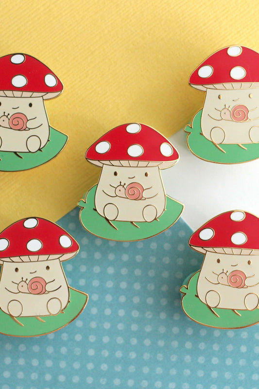 Plusieurs épinglettes champignon escargot en émail avec design automnal