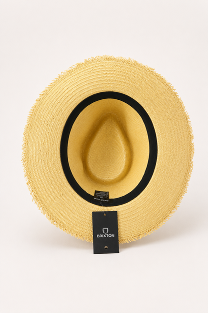 Intérieur du chapeau Filly en paille avec bande noire, tressage naturel et étiquette Brixton.