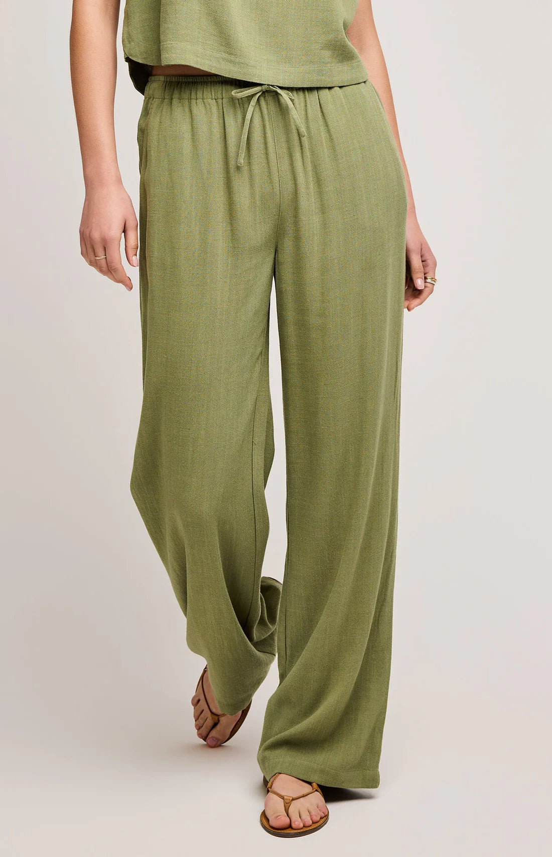 Femme portant le pantalon matcha de face + coupe jambe large