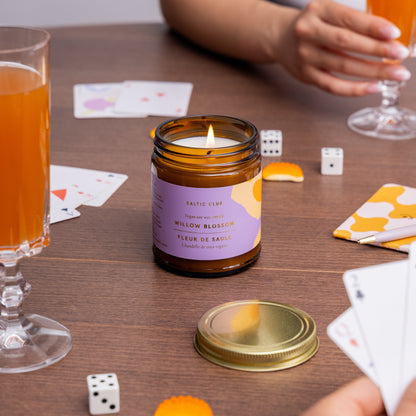 Chandelle Fleur de Saule allumée – ambiance fraîche et florale autour d’une table