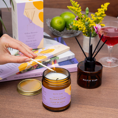 Vue d’ambiance avec la chandelle Fleur de Saule – décor printanier et détente