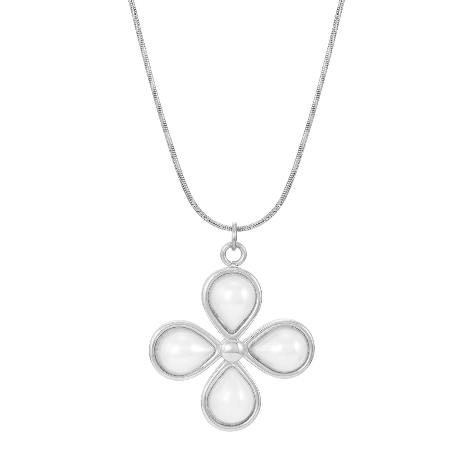 Collier pendentif fleur argentée avec quatre perles blanches – bijou en studio sur fond blanc

