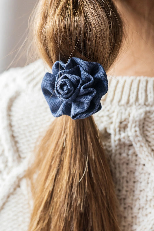fleur bleu en lin dans queue de cheval

