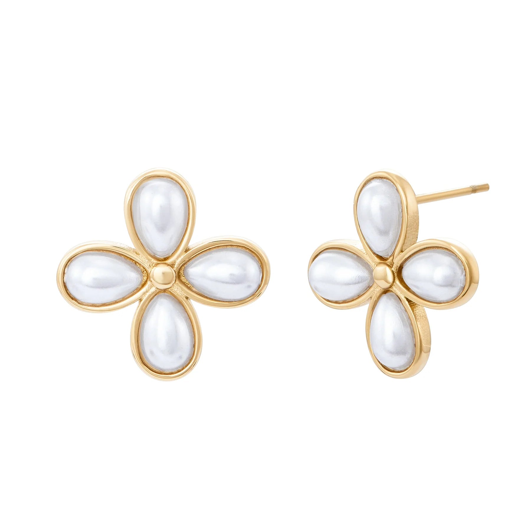 Boucles d’oreilles en forme de fleur dorée avec perles blanches – bijou élégant vue studio