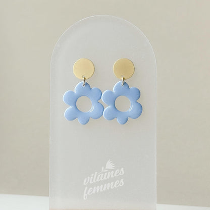 Boucles d’oreilles Florales – bleu clair en argile polymère et plaqué or 24K
