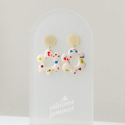 Boucles d’oreilles fleur blanche à motifs confettis colorés, fait main au Québec