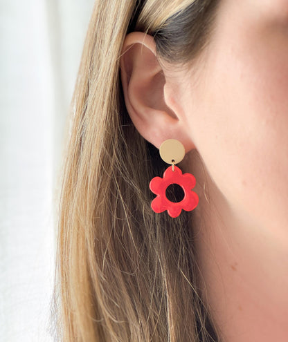 Boucles d’oreilles rouge tomate portées, forme fleur et attache dorée