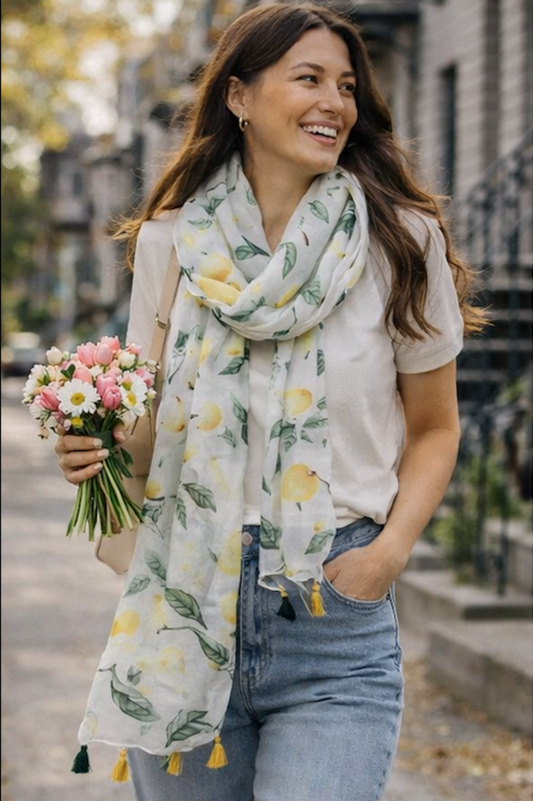 foulard imprime citron porte avec tenue casual chic leger et estival