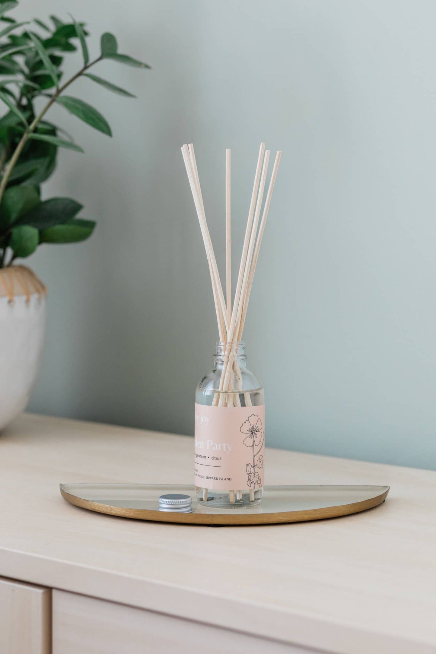 Flacon en verre Garden Party avec roseaux + parfum the blanc floral