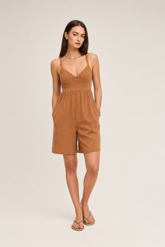 Combinaison short caramel portée de face avec bretelles ajustables, décolleté cache-cœur et coupe fluide.