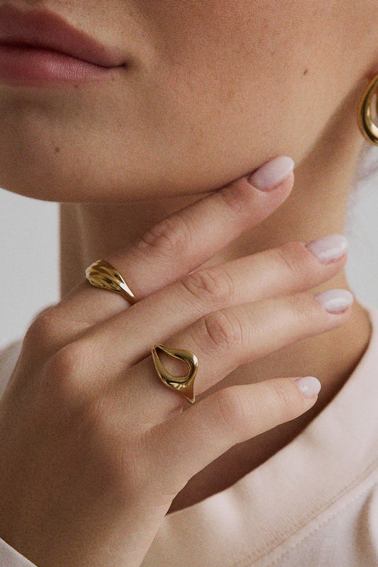 Bague Gia portée sur main – Bijou sculptural en acier inoxydable plaqué or