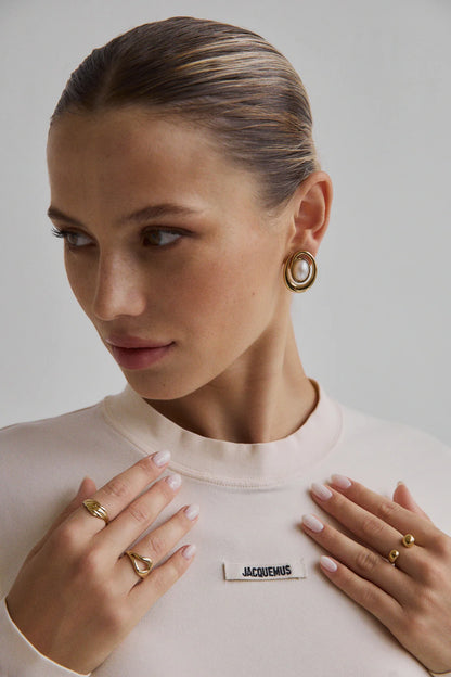 Femme portant la bague Gia – Design moderne et élégant