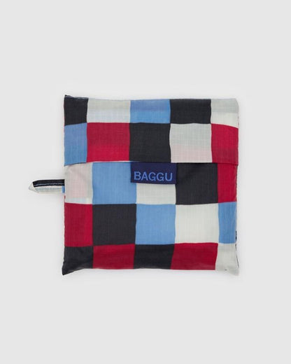 Sac Baggu replié en pochette – motif damier peint rouge, bleu et noir
