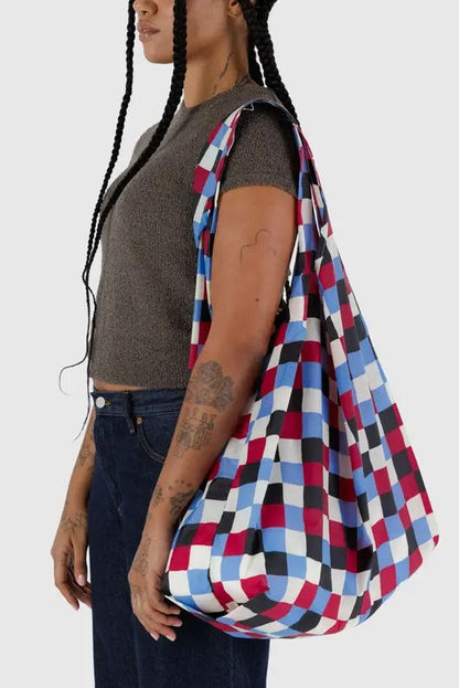 Femme portant le sac Baggu Damier peint sur l’épaule – grand format léger