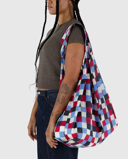 Femme portant le sac Baggu Damier peint sur l’épaule – grand format léger