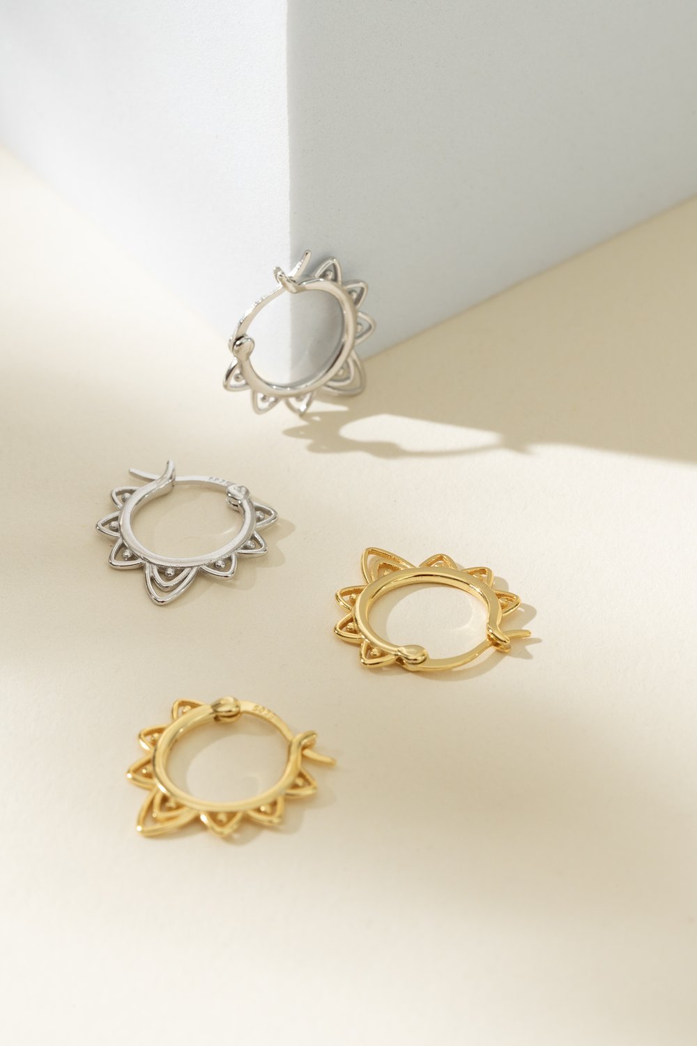 oucles d’oreilles en argent .925 plaqué or ou argent .925 en forme d’anneaux soleil