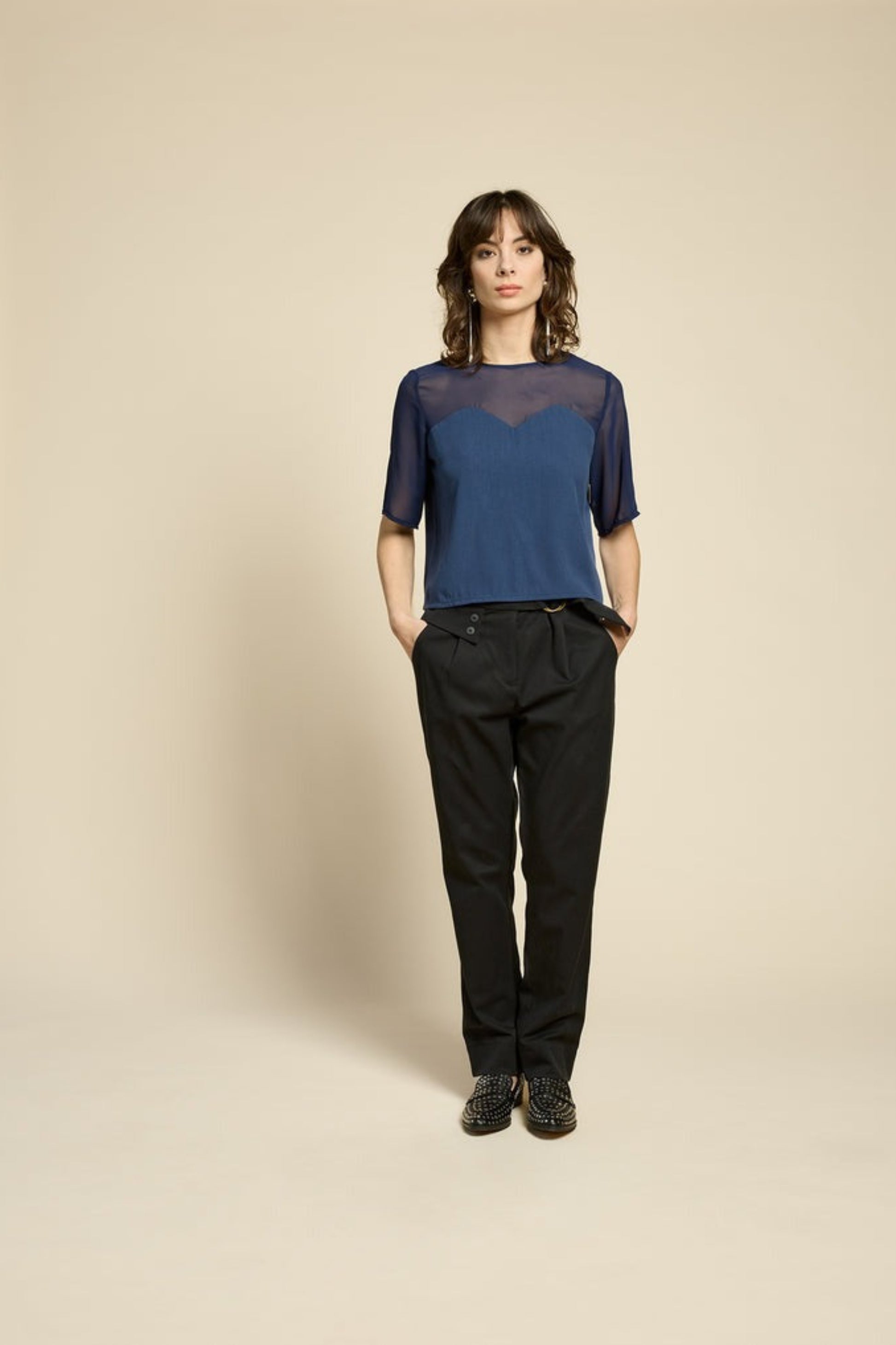 Haut L’Amour denim vue de face avec voile transparent et coupe fluide