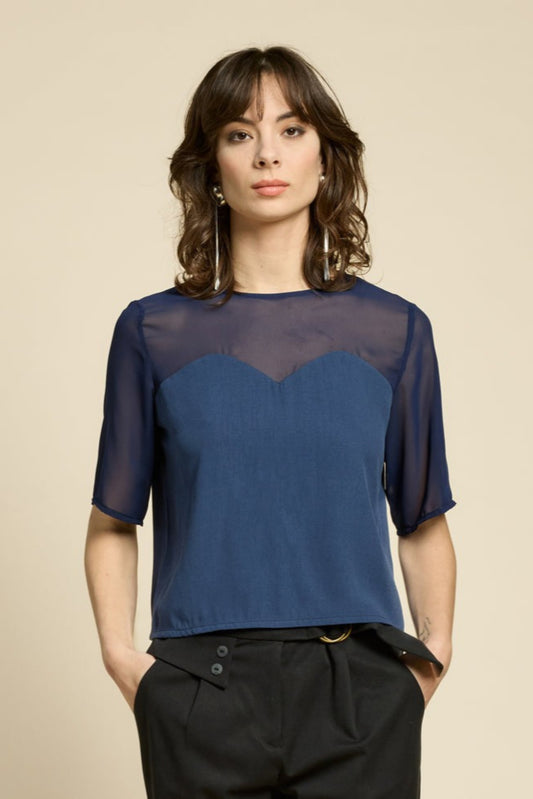 Gros plan sur le haut L’Amour denim avec voile transparent et détails raffinés