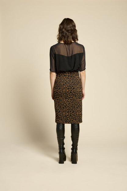 Haut L’Amour noir vue de dos mettant en valeur le voile léger porté avec un jupe crayon motif léopard