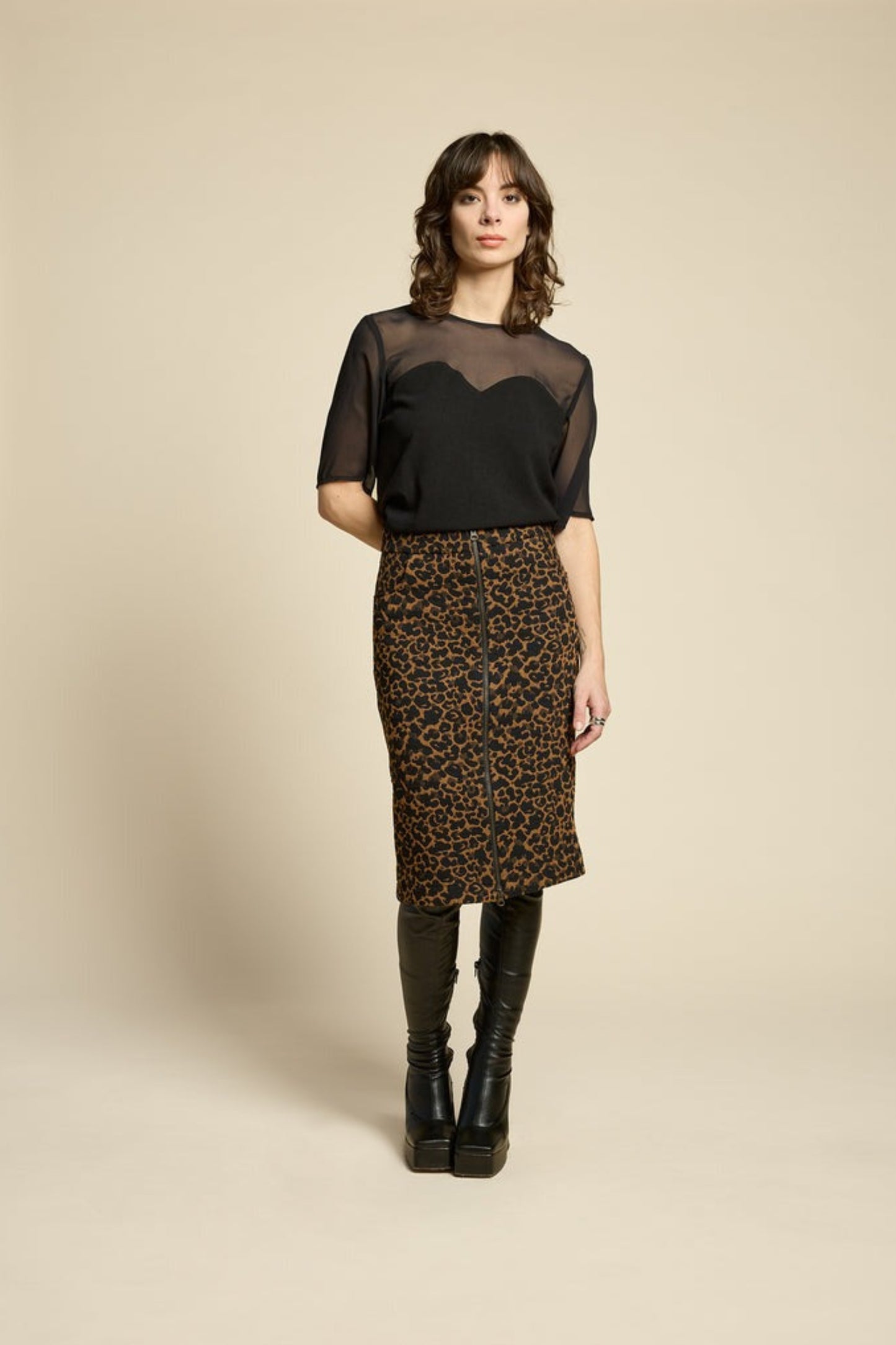 Haut L’Amour noir vue de face avec voile transparent et coupe fluide