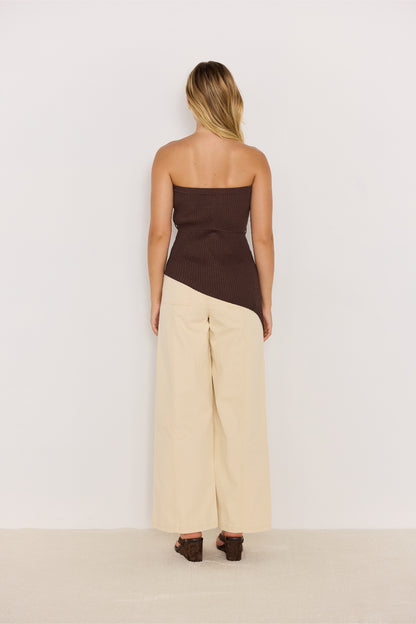 Vue de dos du haut asymétrique en maille chocolat