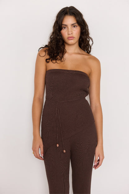 Vue de face du haut asymétrique en maille chocolat, coupe ajustée