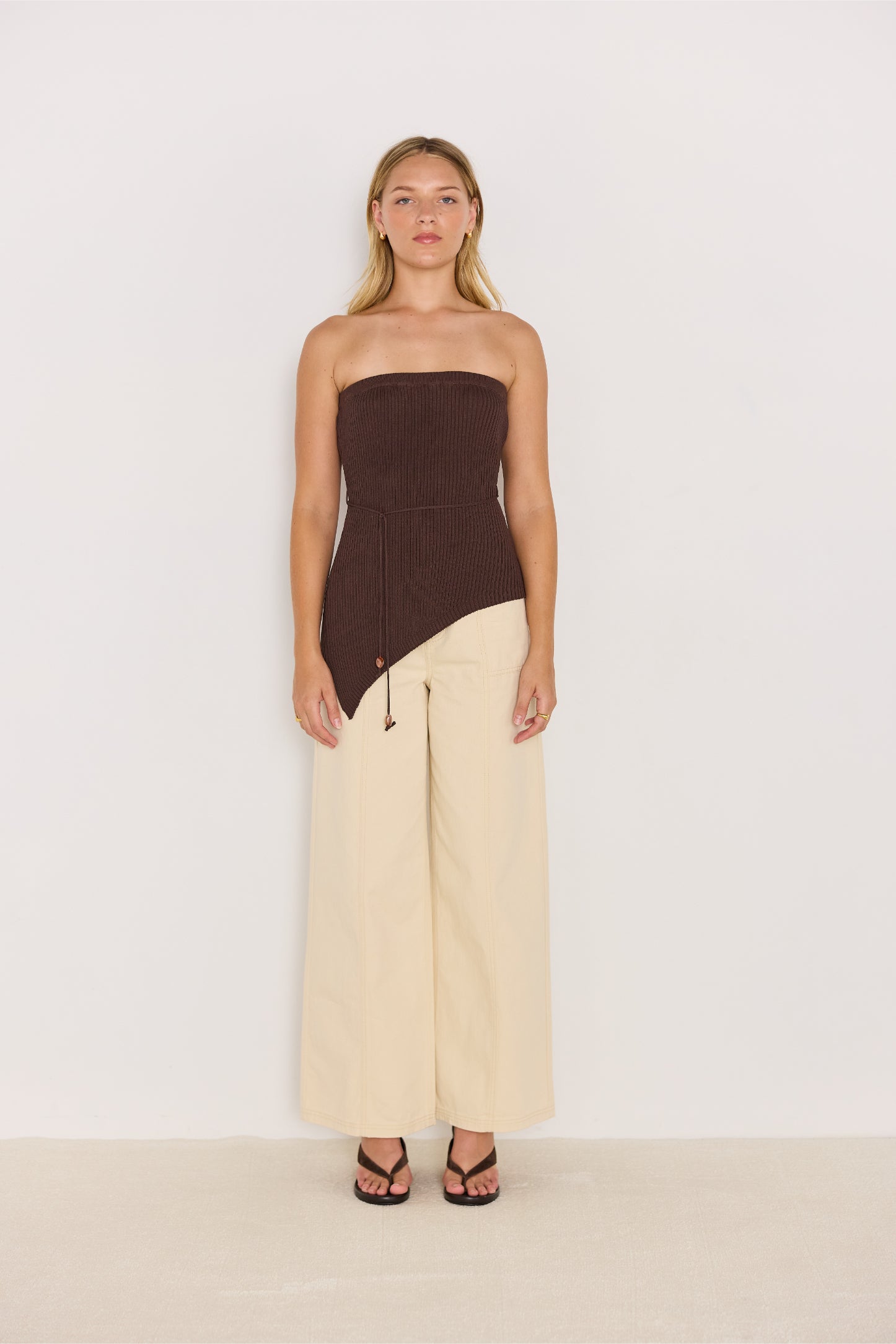 Look complet avec le haut asymétrique chocolat et pantalon large