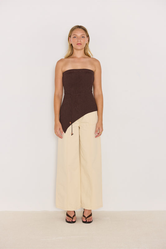 Look complet avec le haut asymétrique chocolat et pantalon large