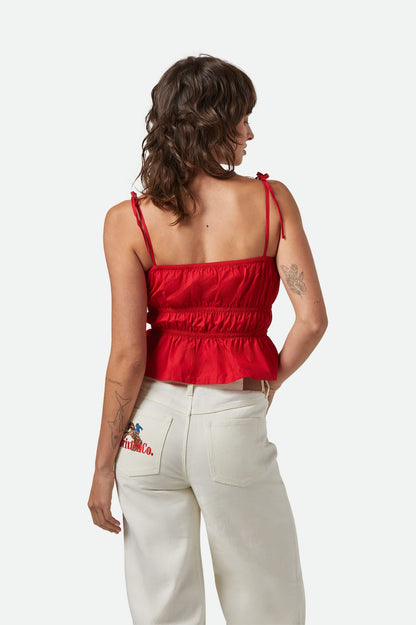 Vue de dos du haut smocké rouge avec bretelles nouées, pantalon imprimé au dos