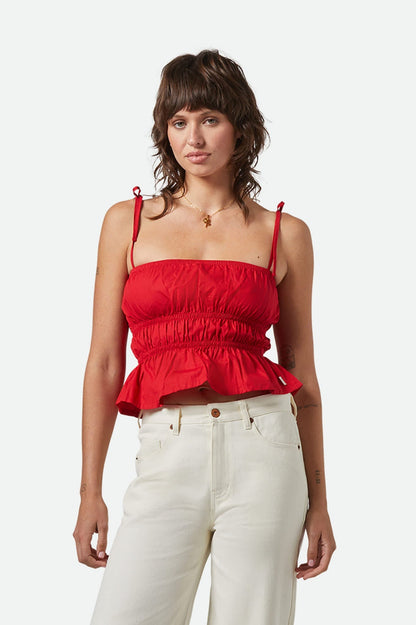Vue de face du haut smocké rouge avec pantalon blanc, sur fond blanc