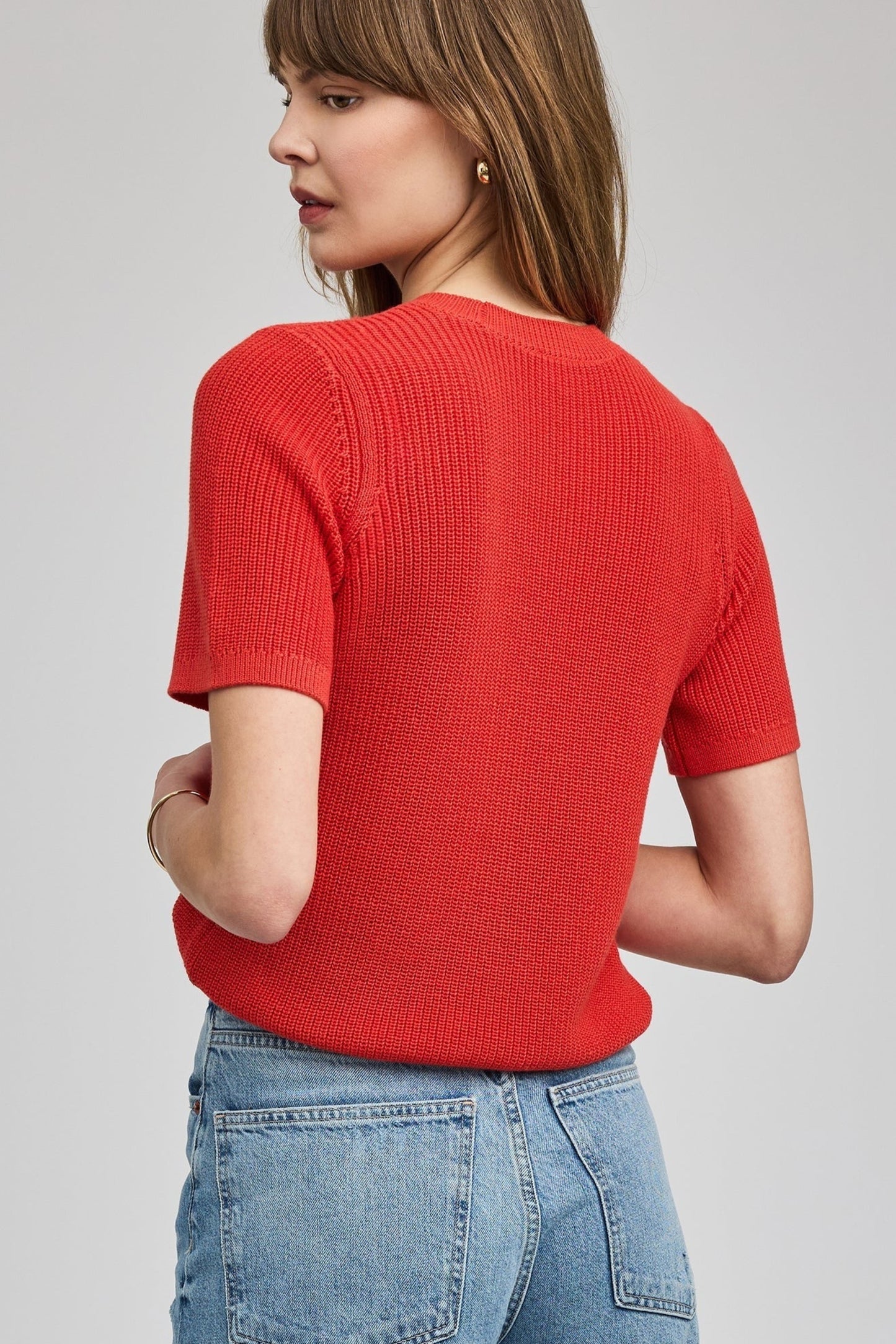Détail du haut en tricot Charlotte rouge corail manches courtes et maille texturée