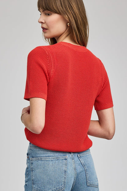 Détail du haut en tricot Charlotte rouge corail manches courtes et maille texturée