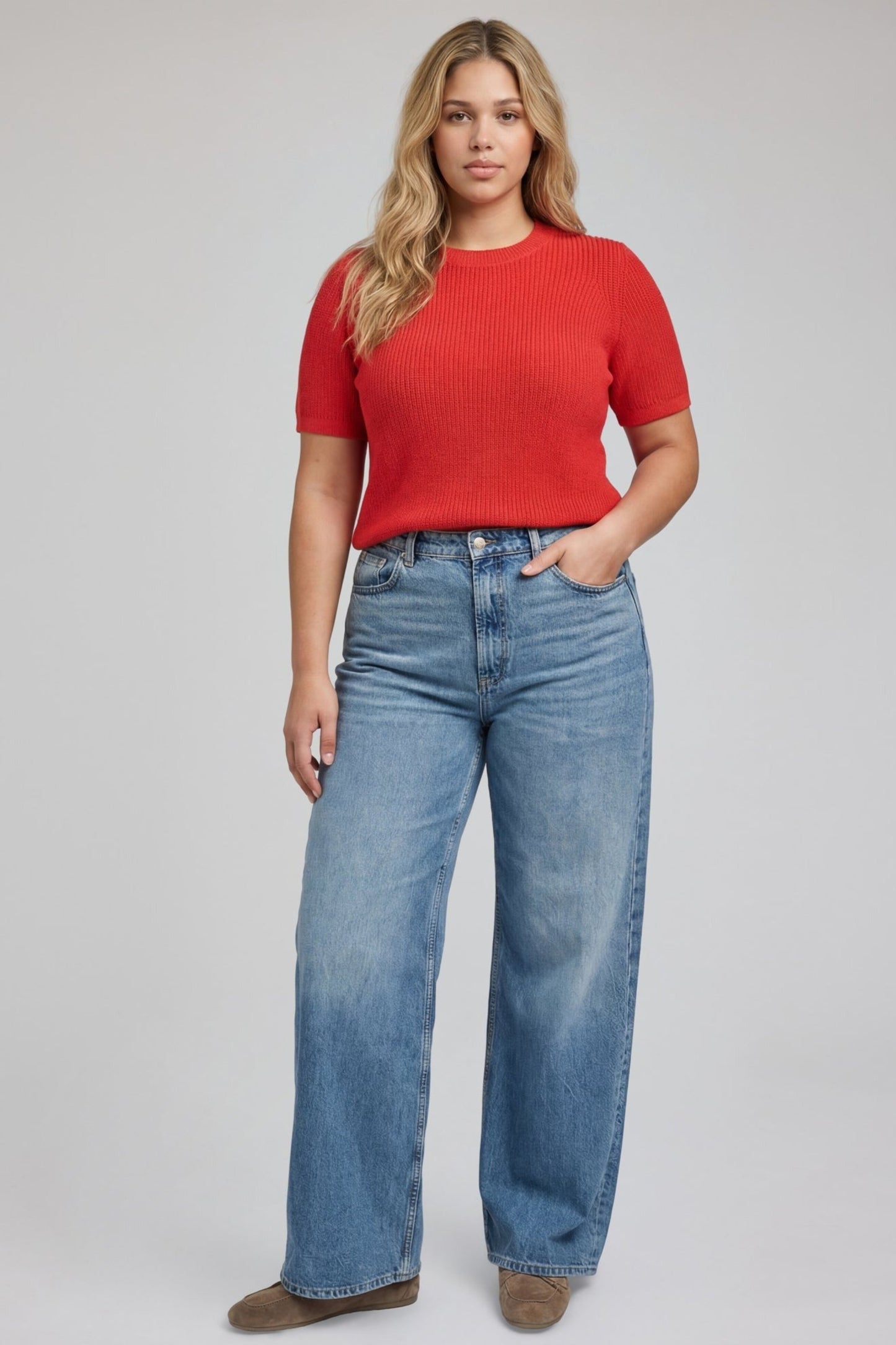 Haut en tricot Charlotte rouge corail porté avec jean taille haute