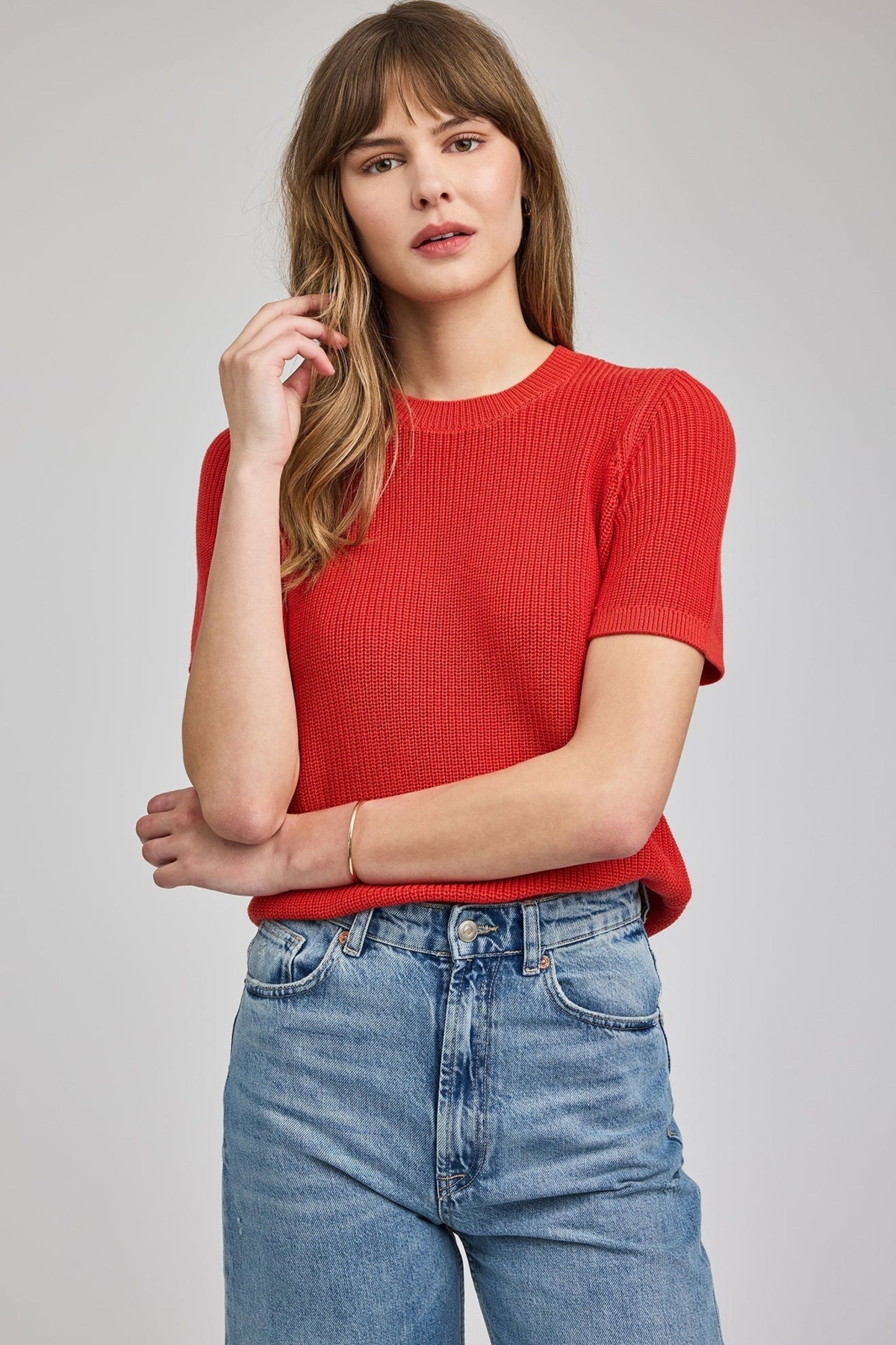 Haut en tricot Charlotte rouge corail look casual chic avec jean