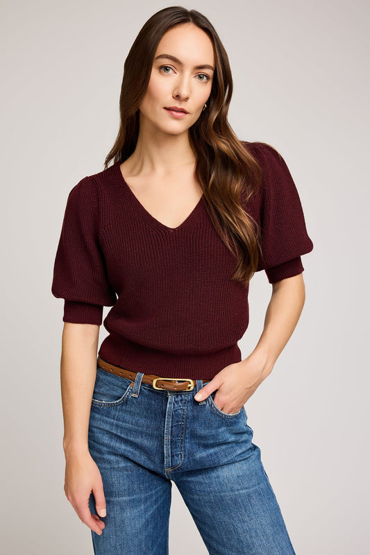 Vue de face du haut en tricot merlot avec décolleté en V et manches bouffantes

