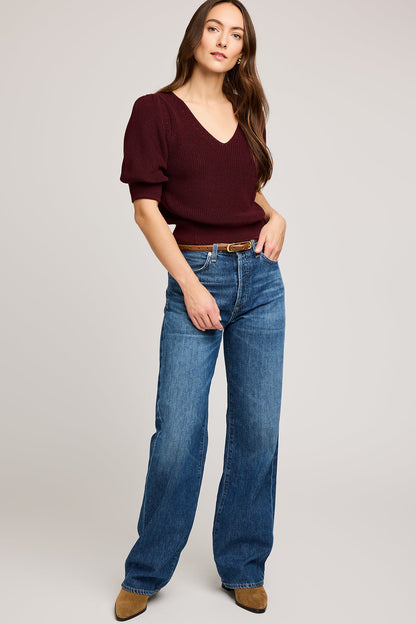 Photo du haut en tricot merlot porté avec un jean pour une allure chic et confortable