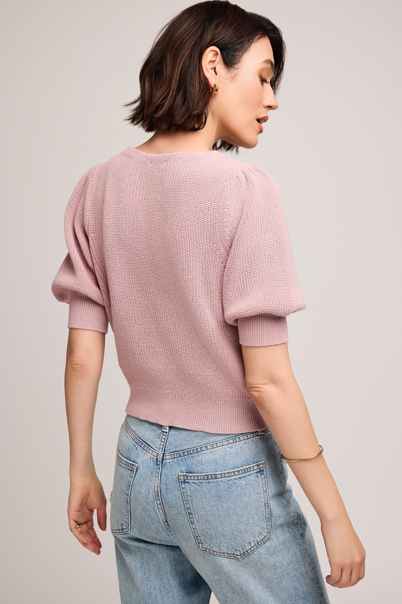 Vue de dos du haut rose poudré mettant en valeur la texture de la maille et la coupe ajustée