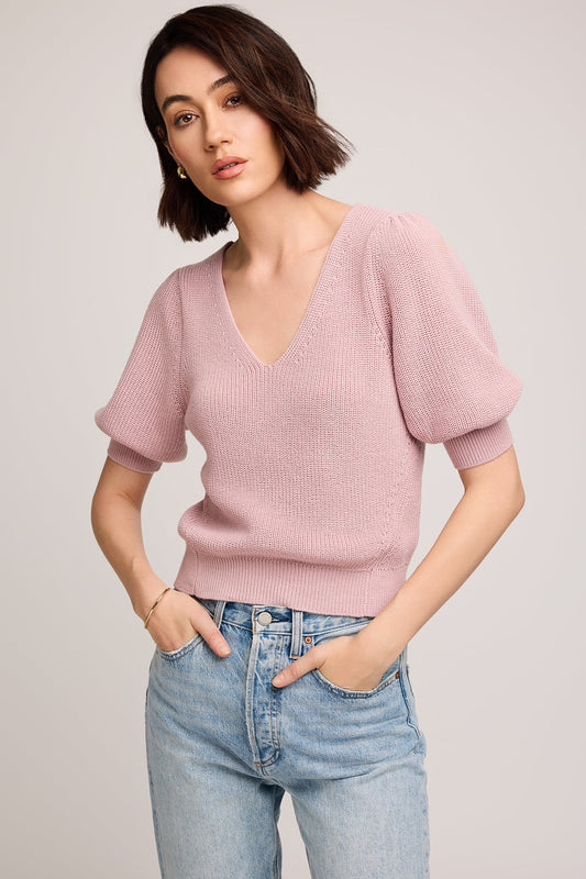Vue de face du haut en tricot rose poudré avec décolleté en V et manches bouffantes