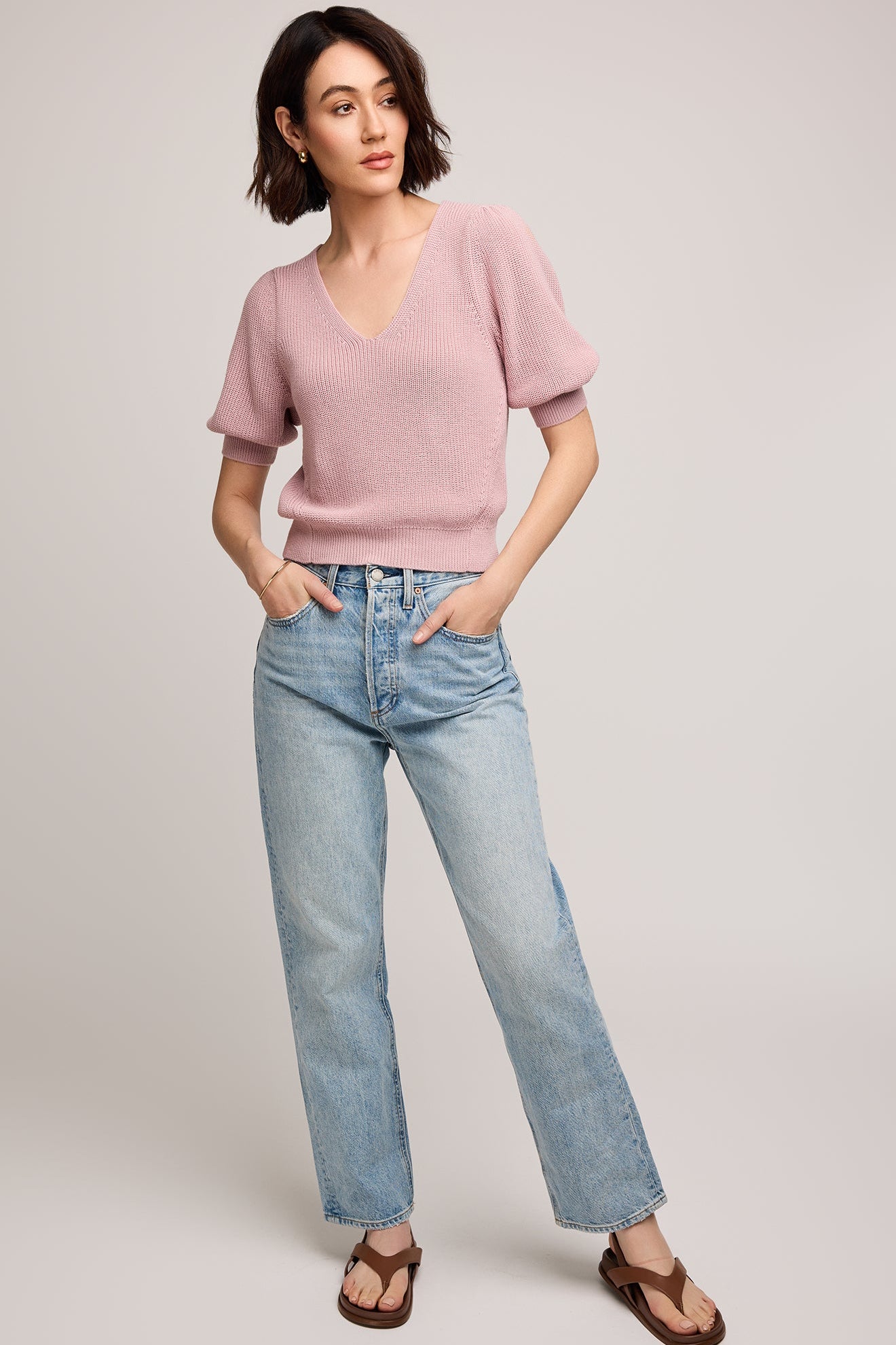 Photo du haut en tricot rose poudré porté avec un jean pour un look décontracté chic