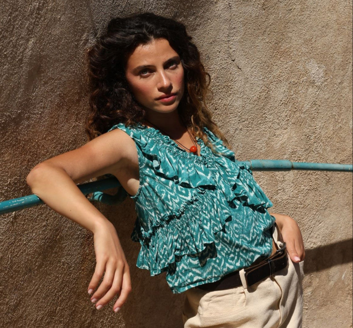 Haut turquoise sans manches en viscose avec imprimé ethnique et volants