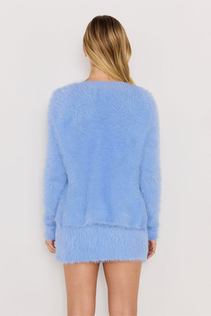 Vue arrière du haut en tricot duveteux Elidi bleu, maille moelleuse et chic