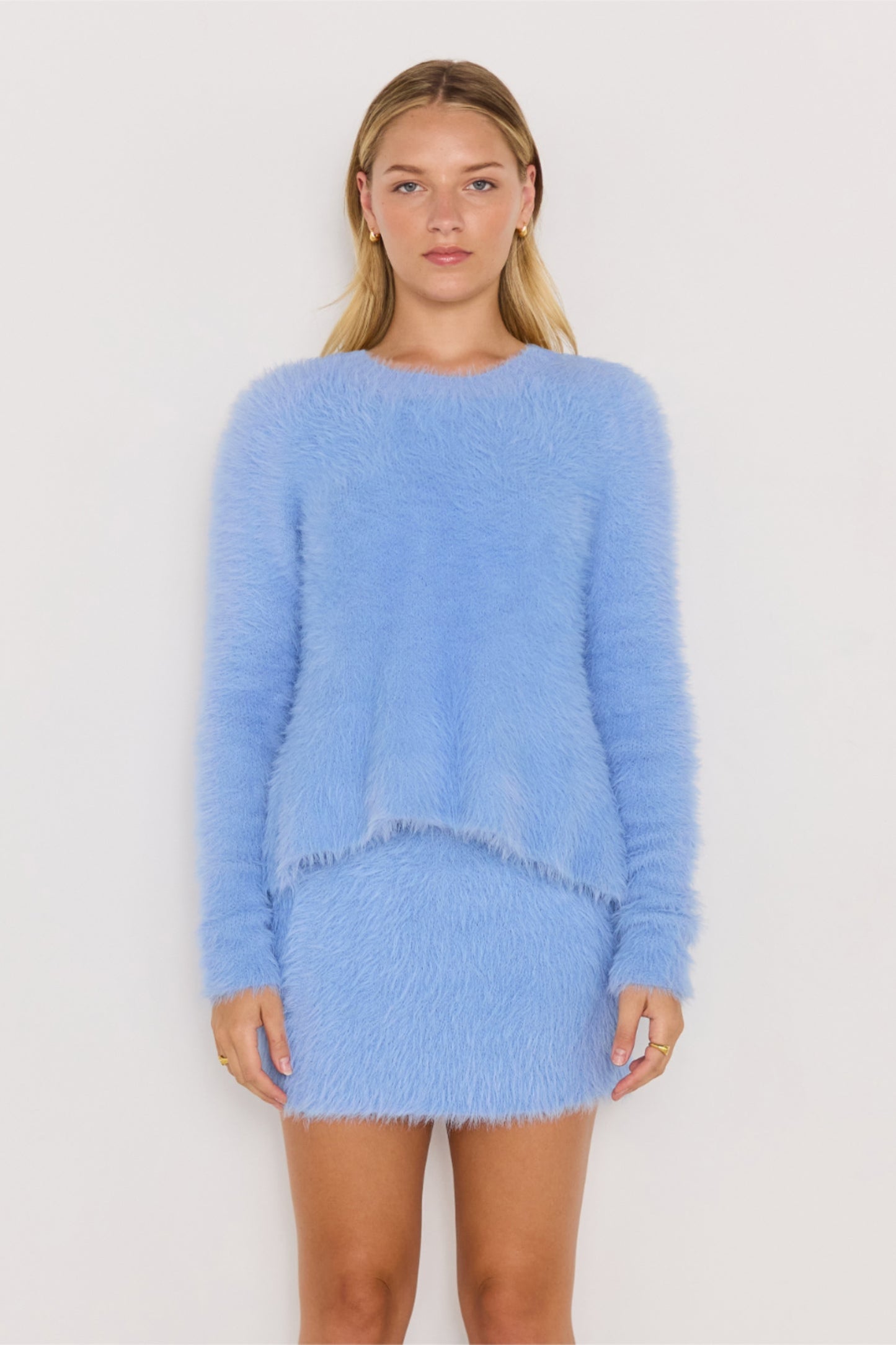 Vue de face du haut en tricot duveteux Elidi bleu, coupe douce et ajustée