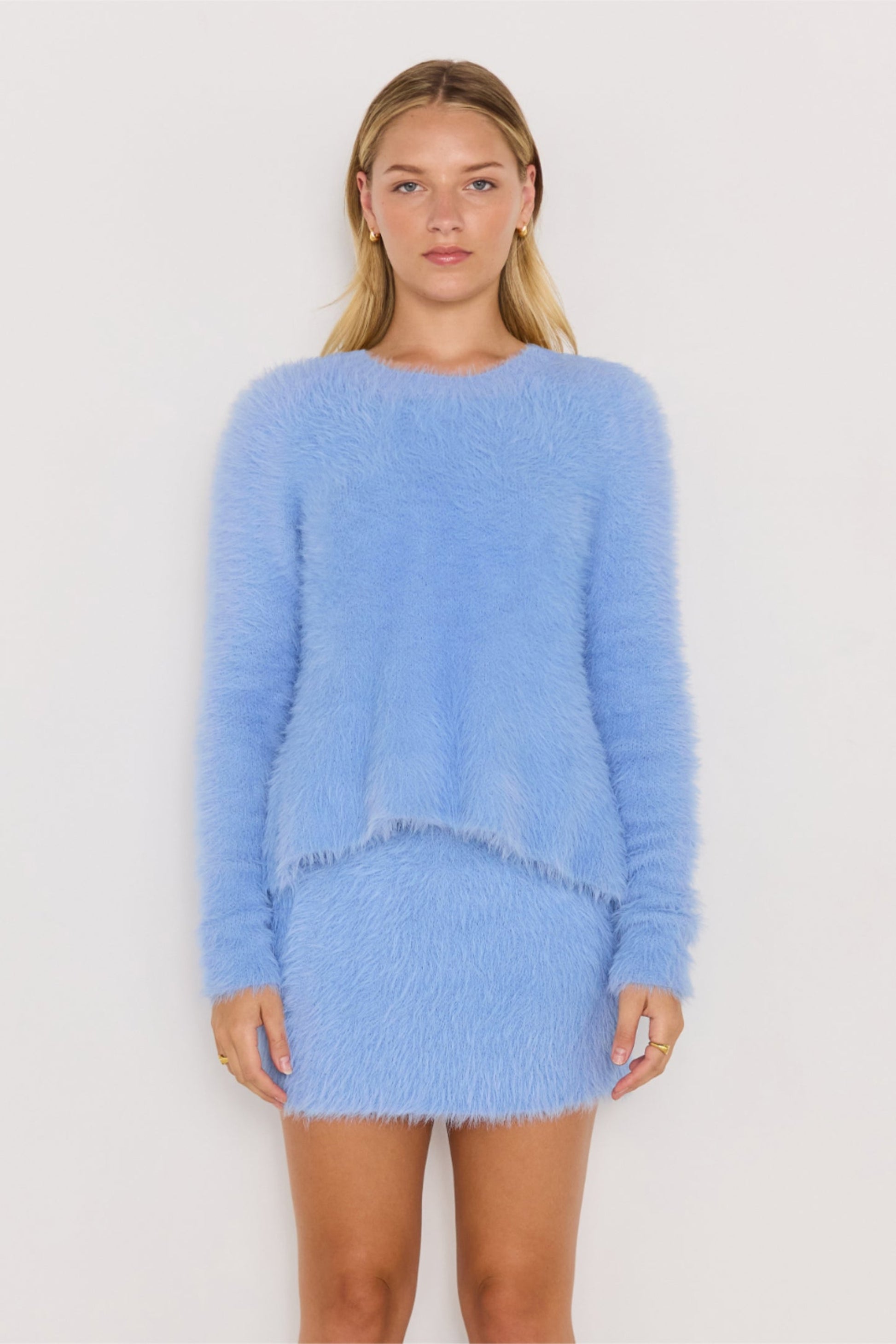 Vue de face du haut en tricot duveteux Elidi bleu, coupe douce et ajustée