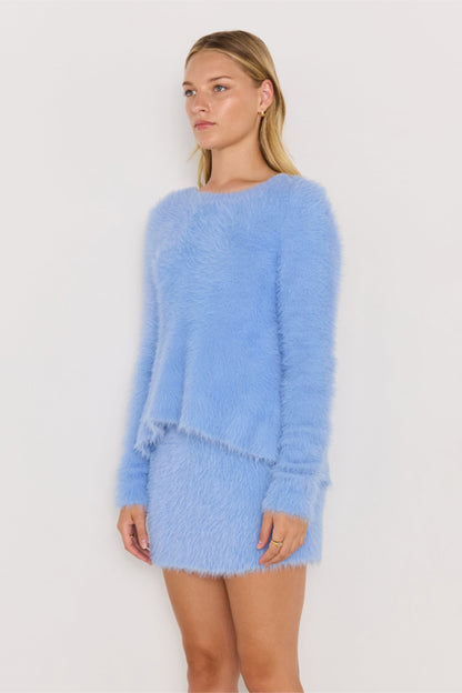 Profil du haut en tricot duveteux Elidi bleu, texture douce et confortable